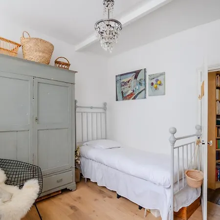 Veeve - Artist's Imprint Apartment